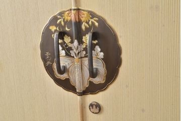 中古　衣装盆付き　上品なデザインの飾り金具がアクセントになっている会津桐の総桐箪笥(着物箪笥、衣装箪笥、桐たんす)(並厚、四方丸、桐たんす)(R-050650)