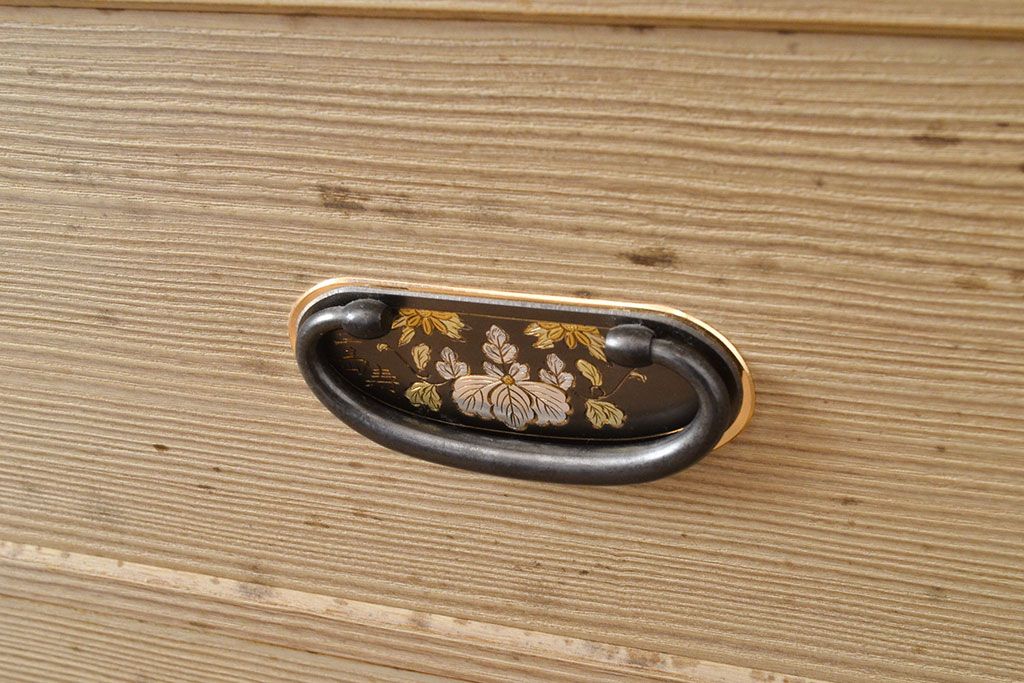 中古　衣装盆付き　上品なデザインの飾り金具がアクセントになっている会津桐の総桐箪笥(着物箪笥、衣装箪笥、桐たんす)(並厚、四方丸、桐たんす)(R-050650)