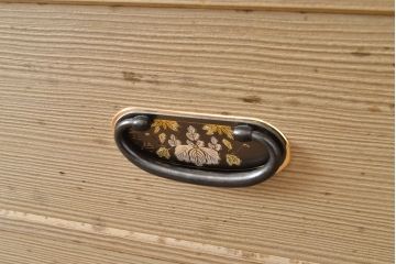 中古　衣装盆付き　上品なデザインの飾り金具がアクセントになっている会津桐の総桐箪笥(着物箪笥、衣装箪笥、桐たんす)(並厚、四方丸、桐たんす)(R-050650)