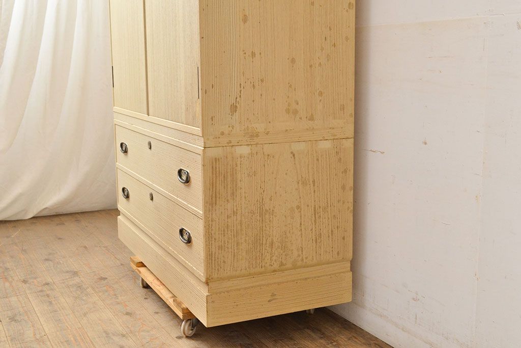 中古　衣装盆付き　上品なデザインの飾り金具がアクセントになっている会津桐の総桐箪笥(着物箪笥、衣装箪笥、桐たんす)(並厚、四方丸、桐たんす)(R-050650)