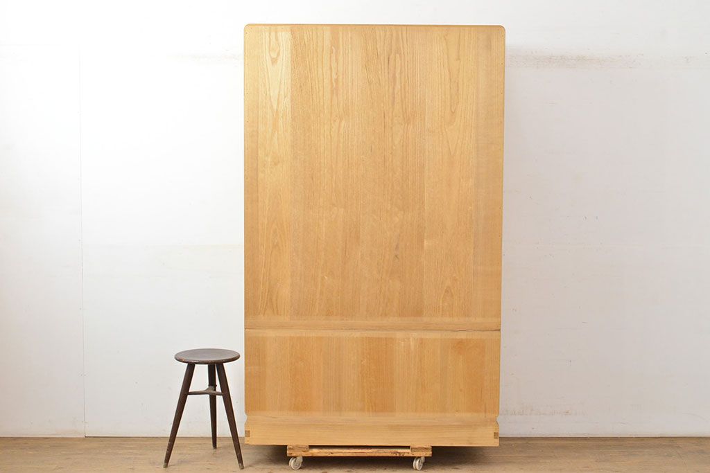 中古　衣装盆付き　上品なデザインの飾り金具がアクセントになっている会津桐の総桐箪笥(着物箪笥、衣装箪笥、桐たんす)(並厚、四方丸、桐たんす)(R-050650)