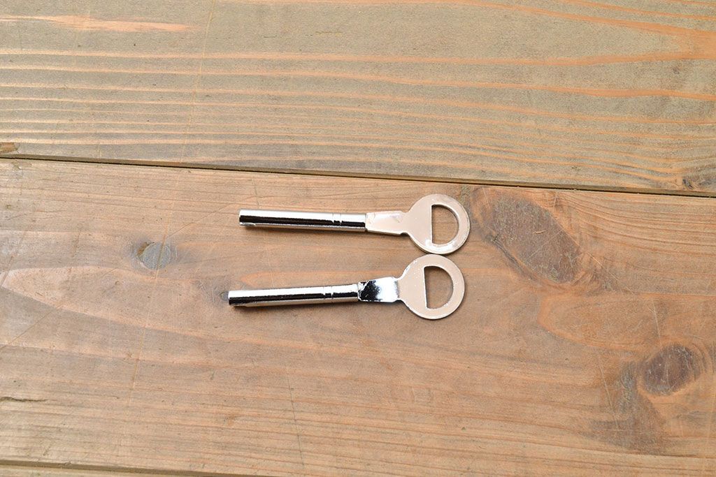 中古　衣装盆付き　上品なデザインの飾り金具がアクセントになっている会津桐の総桐箪笥(着物箪笥、衣装箪笥、桐たんす)(並厚、四方丸、桐たんす)(R-050650)