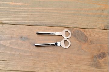 中古　衣装盆付き　上品なデザインの飾り金具がアクセントになっている会津桐の総桐箪笥(着物箪笥、衣装箪笥、桐たんす)(並厚、四方丸、桐たんす)(R-050650)