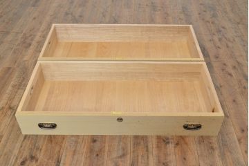 中古　衣装盆付き　上品なデザインの飾り金具がアクセントになっている会津桐の総桐箪笥(着物箪笥、衣装箪笥、桐たんす)(並厚、四方丸、桐たんす)(R-050650)