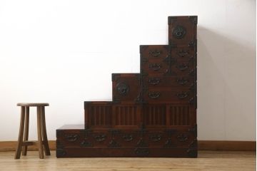 中古　美品　岩谷堂箪笥　黒々とした金具が存在感を放つ階段箪笥(和タンス、収納箪笥)(R-050654)