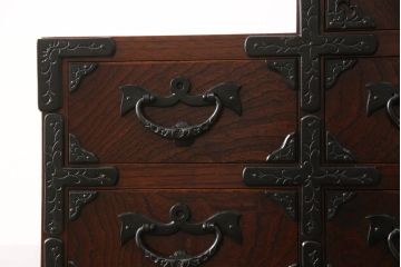 中古　美品　岩谷堂箪笥　黒々とした金具が存在感を放つ階段箪笥(和タンス、収納箪笥)(R-050654)