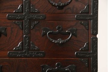 中古　美品　岩谷堂箪笥　黒々とした金具が存在感を放つ階段箪笥(和タンス、収納箪笥)(R-050654)