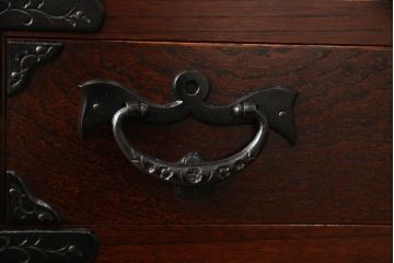 中古　美品　岩谷堂箪笥　黒々とした金具が存在感を放つ階段箪笥(和タンス、収納箪笥)(R-050654)
