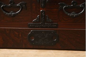 中古　美品　岩谷堂箪笥　黒々とした金具が存在感を放つ階段箪笥(和タンス、収納箪笥)(R-050654)