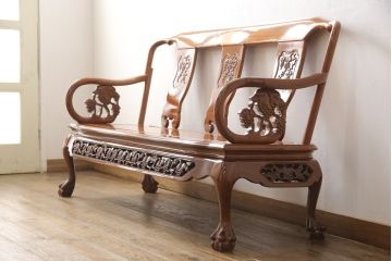 中古　極美品　三越百貨店取扱い品　高級カリン材　美しい彫り装飾が目を引くアームベンチ(長椅子、板座チェア、花梨材)(定価約60万円)(R-050655)