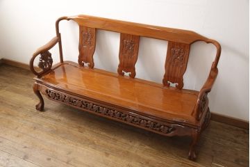 中古　極美品　三越百貨店取扱い品　高級カリン材　美しい彫り装飾が目を引くアームベンチ(長椅子、板座チェア、花梨材)(定価約60万円)(R-050655)