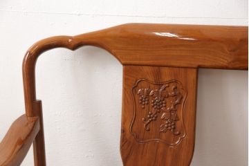 中古　極美品　三越百貨店取扱い品　高級カリン材　美しい彫り装飾が目を引くアームベンチ(長椅子、板座チェア、花梨材)(定価約60万円)(R-050655)