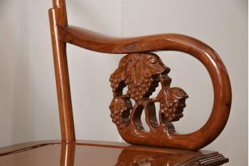 中古　極美品　三越百貨店取扱い品　高級カリン材　美しい彫り装飾が目を引くアームベンチ(長椅子、板座チェア、花梨材)(定価約60万円)(R-050655)
