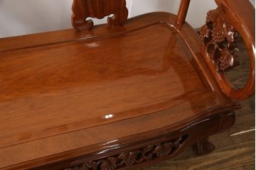 中古　極美品　三越百貨店取扱い品　高級カリン材　美しい彫り装飾が目を引くアームベンチ(長椅子、板座チェア、花梨材)(定価約60万円)(R-050655)