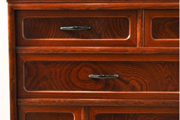中古　極美品　国産　手造り　工芸家具　漆塗りの艶が上品さを漂わせる茶箪笥(飾り棚、収納棚、戸棚)(定価約59万円)(R-050657)