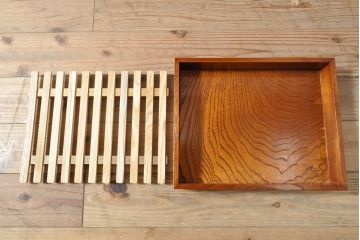 中古　極美品　国産　手造り　工芸家具　漆塗りの艶が上品さを漂わせる茶箪笥(飾り棚、収納棚、戸棚)(定価約59万円)(R-050657)