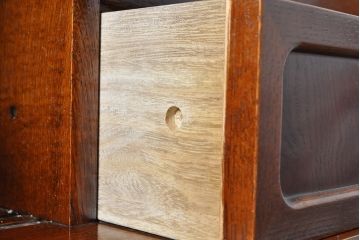 中古　極美品　国産　手造り　工芸家具　漆塗りの艶が上品さを漂わせる茶箪笥(飾り棚、収納棚、戸棚)(定価約59万円)(R-050657)