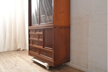 中古　極美品　国産　手造り　工芸家具　漆塗りの艶が上品さを漂わせる茶箪笥(飾り棚、収納棚、戸棚)(定価約59万円)(R-050657)