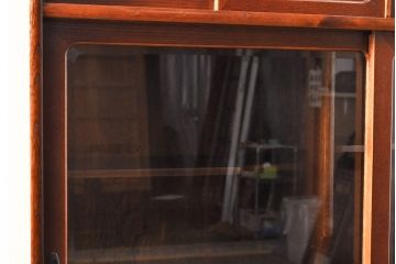 中古　極美品　国産　手造り　工芸家具　漆塗りの艶が上品さを漂わせる茶箪笥(飾り棚、収納棚、戸棚)(定価約59万円)(R-050657)