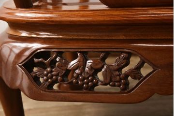 中古　極美品　三越百貨店取扱い品　高級カリン材　美しい彫り装飾が目を引くアームチェア(板座チェア、椅子、花梨材)(定価約20万円)(R-050659)