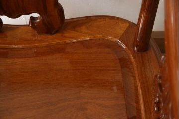 中古　極美品　三越百貨店取扱い品　高級カリン材　美しい彫り装飾が目を引くアームチェア(板座チェア、椅子、花梨材)(定価約20万円)(R-050659)