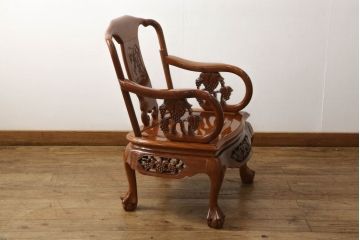 中古　極美品　三越百貨店取扱い品　高級カリン材　美しい彫り装飾が目を引くアームチェア(板座チェア、椅子、花梨材)(定価約20万円)(R-050660)