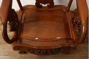 中古　極美品　三越百貨店取扱い品　高級カリン材　美しい彫り装飾が目を引くアームチェア(板座チェア、椅子、花梨材)(定価約20万円)(R-050660)