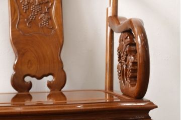 中古　極美品　三越百貨店取扱い品　高級カリン材　美しい彫り装飾が目を引くアームチェア(板座チェア、椅子、花梨材)(定価約20万円)(R-050660)