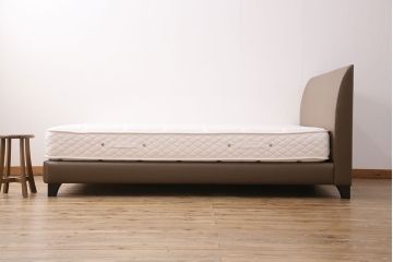 中古　極美品　2017年製　NIHON BED(日本ベッド)　希少!シンプルモダンな空間づくりにおすすめのベッド(セミダブル)(定価約31万9千円)(R-050662)
