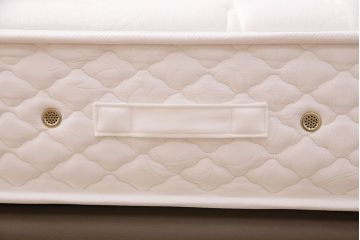 中古　極美品　2017年製　NIHON BED(日本ベッド)　希少!シンプルモダンな空間づくりにおすすめのベッド(セミダブル)(定価約31万9千円)(R-050662)
