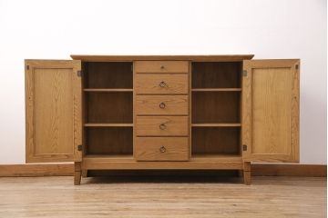 中古　ブランド家具「頑固おやじ」　栗材　木の温もりあふれるサイドボード(収納棚、戸棚、キャビネット)(R-050663)