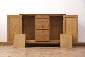 中古　ブランド家具「頑固おやじ」　栗材　木の温もりあふれるサイドボード(収納棚、戸棚、キャビネット)(R-050663)