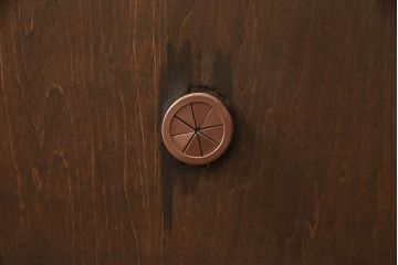中古　民芸家具　落ち着きのある空間づくりに活躍する蝦夷民芸のサイドボード(収納棚、戸棚、キャビネット)(R-050665)
