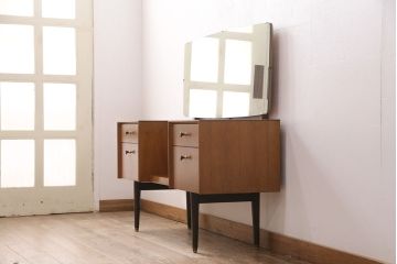 イギリスヴィンテージ　G-PLAN　蛇腹扉が珍しい!北欧テイストのお部屋作りにぴったりのドレッサー(鏡台、サイドボード、ビンテージ)(R-050666)