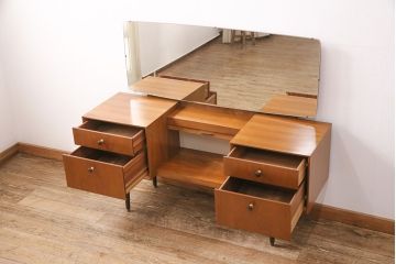 イギリスヴィンテージ　G-PLAN　蛇腹扉が珍しい!北欧テイストのお部屋作りにぴったりのドレッサー(鏡台、サイドボード、ビンテージ)(R-050666)