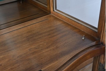 中古　DREXEL HERITAGE(ドレクセルヘリテイジ)　Grand Villa(グランドヴィラ)　上品な曲線を描くクラシカルなキュリオケース　(R-050671)