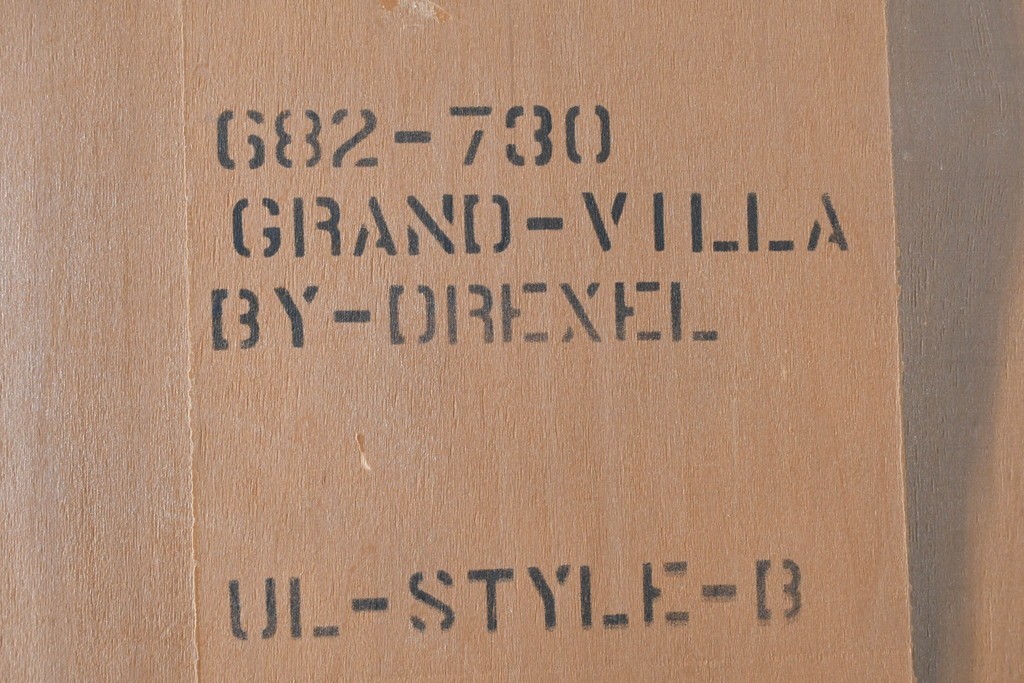 中古　DREXEL HERITAGE(ドレクセルヘリテイジ)　Grand Villa(グランドヴィラ)　上品な曲線を描くクラシカルなキュリオケース　(R-050671)