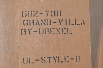 中古　DREXEL HERITAGE(ドレクセルヘリテイジ)　Grand Villa(グランドヴィラ)　上品な曲線を描くクラシカルなキュリオケース　(R-050671)