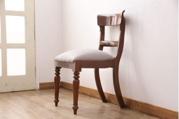 中古　ベルギー輸入家具　マホガニー材の艶のある木肌が気品を漂わせるダイニングチェア(イス)(R-050673)