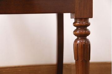 中古　ベルギー輸入家具　マホガニー材の艶のある木肌が気品を漂わせるダイニングチェア(イス)(R-050674)
