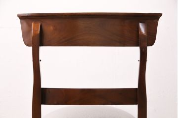 中古　ベルギー輸入家具　マホガニー材の艶のある木肌が気品を漂わせるダイニングチェア(イス)(R-050674)