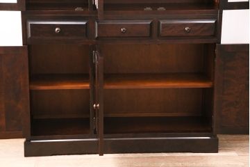 中古　北海道民芸家具　HM165K　高級感漂う上品な佇まいの食器棚(カップボード、キャビネット)(定価約43万円)(R-050679)