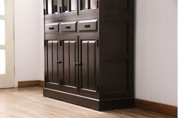 中古　北海道民芸家具　HM165K　高級感漂う上品な佇まいの食器棚(カップボード、キャビネット)(定価約43万円)(R-050679)