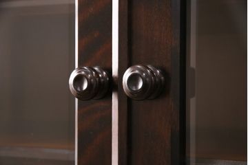 中古　北海道民芸家具　HM165K　高級感漂う上品な佇まいの食器棚(カップボード、キャビネット)(定価約43万円)(R-050679)