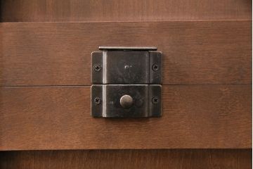 中古　北海道民芸家具　HM165K　高級感漂う上品な佇まいの食器棚(カップボード、キャビネット)(定価約43万円)(R-050679)