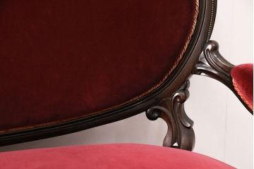 フランスアンティーク　マホガニー材　キャスター付き　真鍮飾りが美しい!優雅なひとときを演出する高級品の2人掛けソファ(2P、アームソファ)(R-050680)