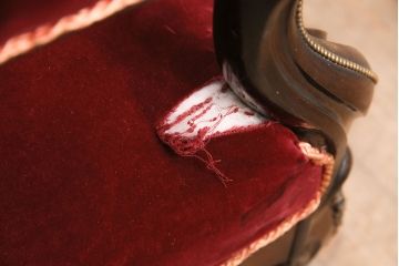 フランスアンティーク　マホガニー材　キャスター付き　真鍮飾りが美しい!優雅なひとときを演出する高級品の2人掛けソファ(2P、アームソファ)(R-050680)