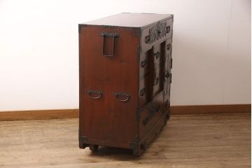 和製アンティーク　明治大正期　前面ケヤキ材　閂(かんぬき)付き　孔雀の飾り金具が存在感を放つ仙台車箪笥(仙台箪笥、時代箪笥)(R-050682)