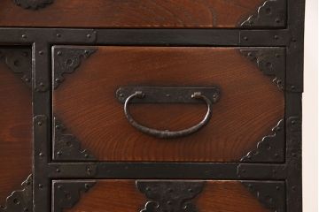 和製アンティーク　明治大正期　前面ケヤキ材　閂(かんぬき)付き　孔雀の飾り金具が存在感を放つ仙台車箪笥(仙台箪笥、時代箪笥)(R-050682)