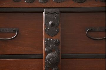 和製アンティーク　明治大正期　前面ケヤキ材　閂(かんぬき)付き　孔雀の飾り金具が存在感を放つ仙台車箪笥(仙台箪笥、時代箪笥)(R-050682)